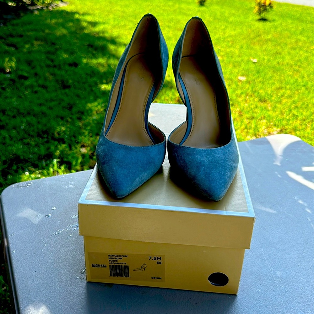 Beautiful almost new Michael kors Nathalie flex high pum suede
